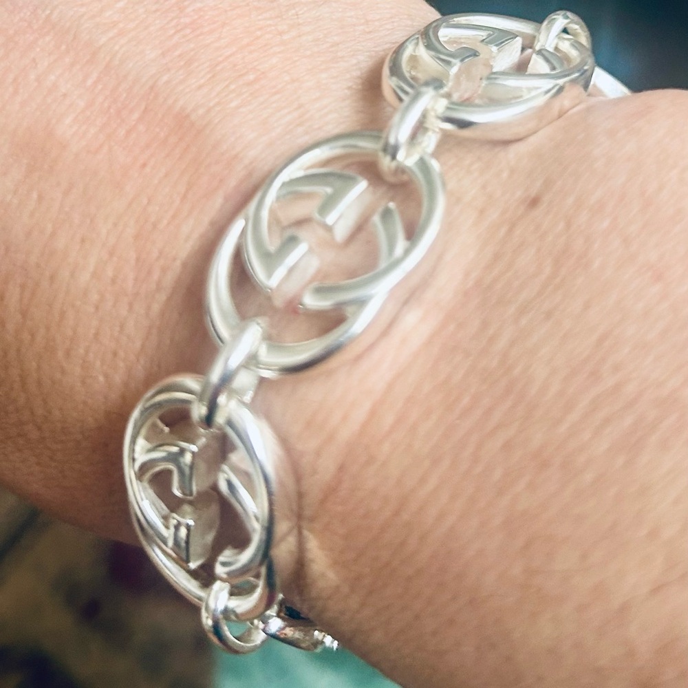Gucci Interlocking GG Sterling Silver Bracelet with box and Gucci pouch. - Picture 6 of 15